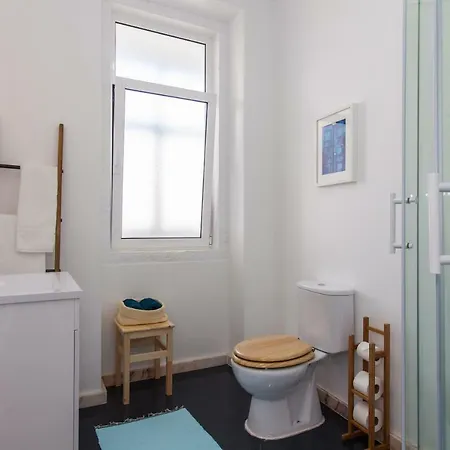 Typical Light Filled Graca W Ac, By Timecooler 아파트 리스본