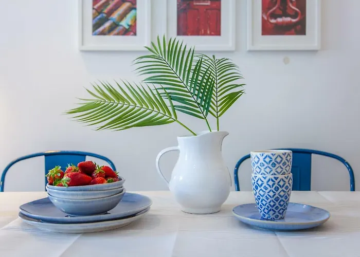 Typical Light Filled Graca W Ac, By Timecooler شقة