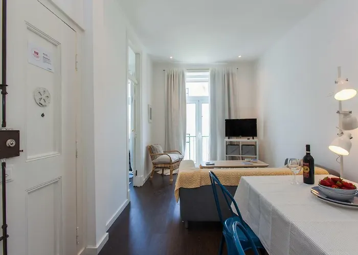 شقة Typical Light Filled Graca W Ac, By Timecooler