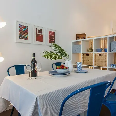 Typical Light Filled Graça Apartment, By Timecooler *