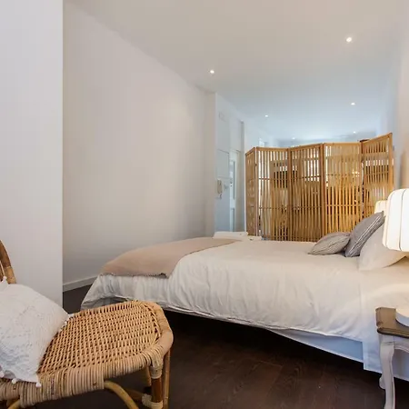 Typical Light Filled Graça Apartment, By Timecooler *