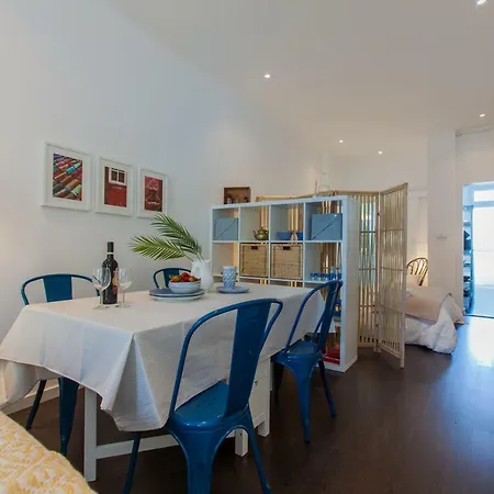 Typical Light Filled Graça Apartment, By Timecooler *