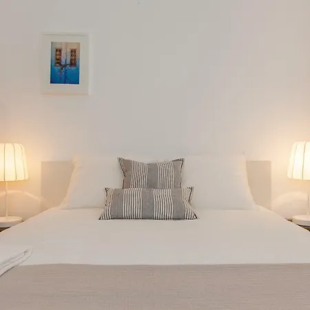 Typical Light Filled Graça Apartment, By Timecooler